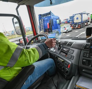 Haven Rotterdam test met voorrang trucks bij verkeerslichten 
