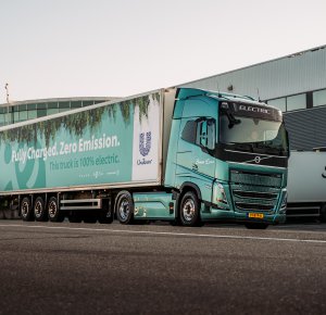 Eerste elektrische Volvo FH rolt van de band voor Nederland – Unilever en Simon Loos stellen hem in gebruik 