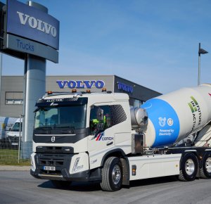 Volvo Trucks levert de eerste elektrische betonmixer voor zwaar gebruik aan CEMEX